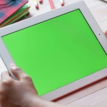 Мобильные приложения для строителей на экране смартфона