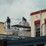 Строители используют мобильные развлечения во время перерыва на стройке