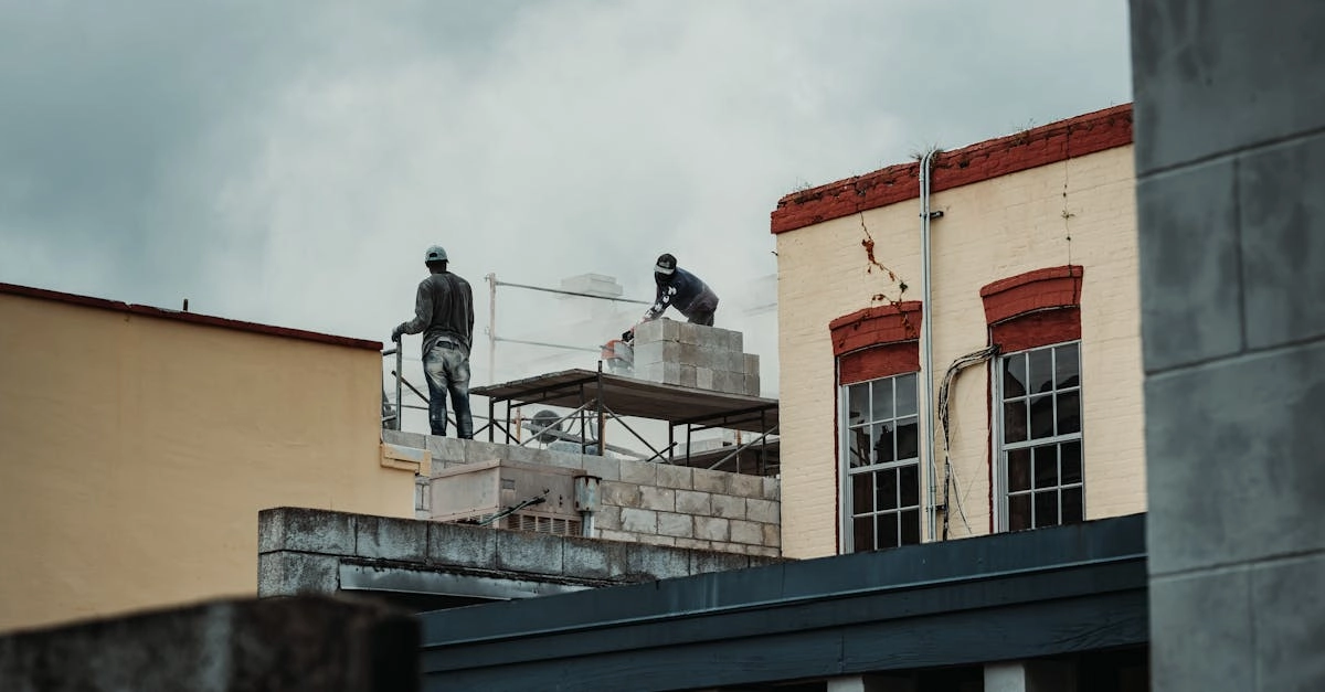 Строители используют мобильные развлечения во время перерыва на стройке