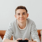 Зона отдыха в домашней мастерской с игровым местом